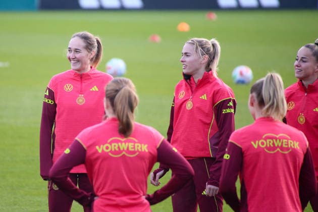 25 11 2025, xgrfx, Football DFB Media Dates, DFB German Womens National Team Training f l Sydney Lohmann, Laura Freigang, Giulia Gwinn German Womens National Team DFL DFB REGULATIONS PROHIBIT ANY USE OF PHOTOGRAPHS as IMAGE SEQUENCES and or QUASI VIDEO Frankfurt am Main