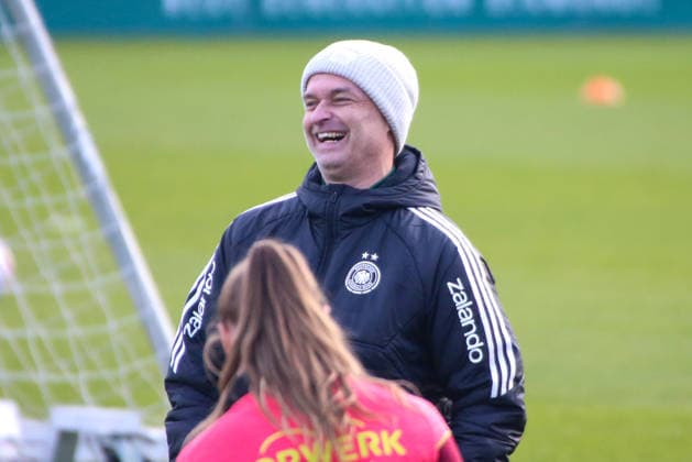 25 11 2025, xgrfx, Football DFB Media Dates, DFB German Womens National Team Training v l Christian Wück German Womens National Team DFL DFB REGULATIONS PROHIBIT ANY USE OF PHOTOGRAPHS as IMAGE SEQUENCES and or QUASI VIDEO Frankfurt am Main