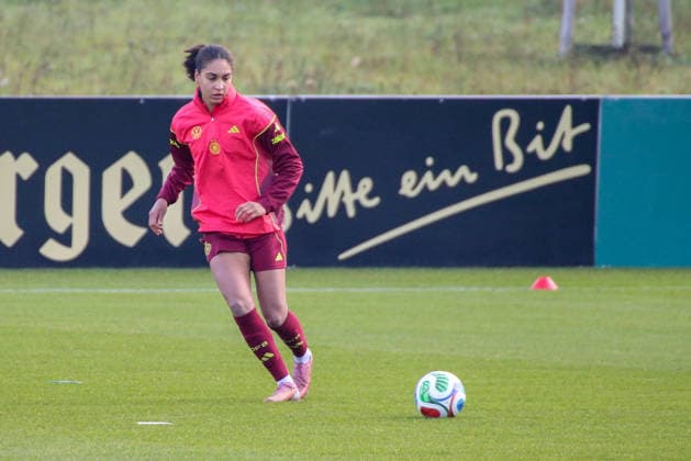 25 11 2025, xgrfx, Football DFB Media Dates, DFB German Womens National Team Training v l Cora Zicai German Womens National Team DFL DFB REGULATIONS PROHIBIT ANY USE OF PHOTOGRAPHS as IMAGE SEQUENCES and or QUASI VIDEO Frankfurt am Main