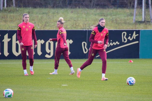 25 11 2025, xgrfx, Football DFB Media Dates, DFB German Womens National Team Training f l Selina Cerci, Linda Dallmann, Jule Brand German Womens National Team DFL DFB REGULATIONS PROHIBIT ANY USE OF PHOTOGRAPHS as IMAGE SEQUENCES and or QUASI VIDEO Frankfurt am Main