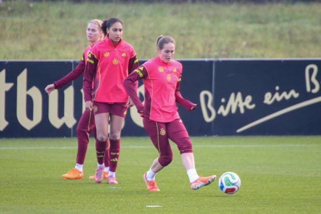 25 11 2025, xgrfx, Football DFB Media Dates, DFB German Womens National Team Training v l Cora Zicai, Sydney Lohmann German Womens National Team DFL DFB REGULATIONS PROHIBIT ANY USE OF PHOTOGRAPHS as IMAGE SEQUENCES and or QUASI VIDEO Frankfurt am Main