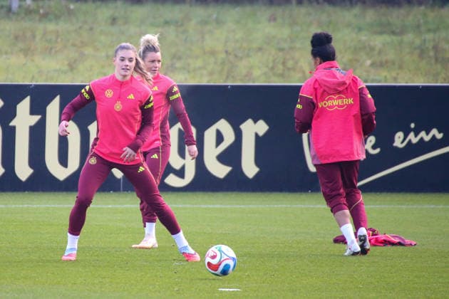 25 11 2025, xgrfx, Football DFB Media Dates, DFB German Womens National Team Training v l Selina Cerci German Womens National Team DFL DFB REGULATIONS PROHIBIT ANY USE OF PHOTOGRAPHS as IMAGE SEQUENCES and or QUASI VIDEO Frankfurt am Main