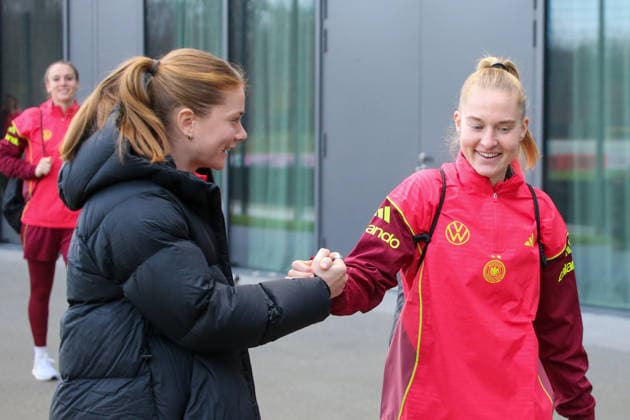 25 11 2025, xgrfx, Football DFB Media Dates, DFB German Womens National Team Training v l Sjoeke Nüsken, Janina Minge German Womens National Team DFL DFB REGULATIONS PROHIBIT ANY USE OF PHOTOGRAPHS as IMAGE SEQUENCES and or QUASI VIDEO Frankfurt am Main