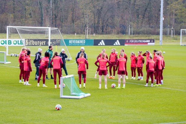 25 11 2025, xgrfx, Football DFB Media Dates, DFB German Womens National Team Training v l Christian Wück leads the training of the German National Team German Womens National Team DFL DFB REGULATIONS PROHIBIT ANY USE OF PHOTOGRAPHS as IMAGE SEQUENCES and or QUASI VIDEO Frankfurt am Main
