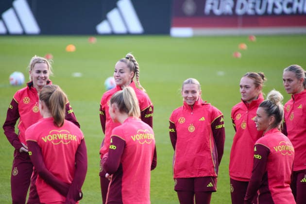 25 11 2025, xgrfx, Fußball DFB Medientermine, DFB Deutsche Frauennationalmannschaft Training f l Laura Freigang, Giulia Gwinn, Elisa Senß, Lisanne Gräwe, Linda Dallmann, Klara Bühl Deutsche Frauennationalmannschaft DFL DFB REGULATIONS PROHIBIT ANY USE OF PHOTOGRAPHS as IMAGE SEQUENCES and or QUASI VIDEO Frankfurt am Main