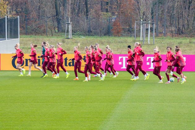 25 11 2025, xgrfx, Football DFB Media Dates, DFB German Womens National Team Training v l The German national team trains at the DFB Campus in Frankfurt German Womens National Team DFL DFB REGULATIONS PROHIBIT ANY USE OF PHOTOGRAPHS as IMAGE SEQUENCES and or QUASI VIDEO Frankfurt am Main