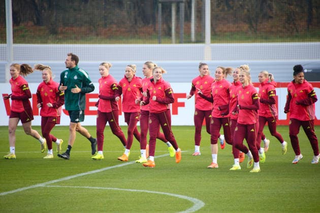 25 11 2025, xgrfx, Football DFB Media Dates, DFB German Womens National Team Training f l Sjoeke Nüsken, Janina Minge, Alara, Kathrin Hendrich, Rebecca Knaak, Laura Freigang, Selina Cerci, Sydney Lohmann, Giulia Gwinn, Klara Bühl, Elisa Senß, Shekeira Martinez Deutsche Frauennationalmannschaft DFL DFB REGULATIONS PROHIBIT ANY USE OF PHOTOGRAPHS as IMAGE SEQUENCES and or QUASI VIDEO Frankfurt am Main