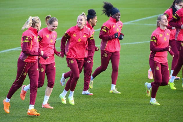 25 11 2025, xgrfx, Fußball DFB Medientermine, DFB Deutsche Frauennationalmannschaft Training v l Laura Freigang, Sydney Lohmann, Giulia Gwinn, Shekeira Martinez, Nicole Anyomi Deutsche Frauennationalmannschaft DFL DFB REGULATIONS PROHIBIT ANY USE OF PHOTOGRAPHS as IMAGE SEQUENCES and or QUASI VIDEO Frankfurt am Main
