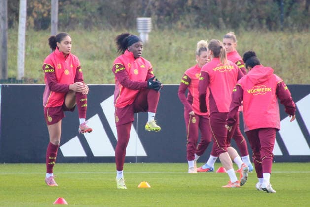 25 11 2025, xgrfx, Football DFB Media Dates, DFB German Womens National Team Training v l Cora Zicai, Nicole Anyomi German Womens National Team DFL DFB REGULATIONS PROHIBIT ANY USE OF PHOTOGRAPHS as IMAGE SEQUENCES and or QUASI VIDEO Frankfurt am Main