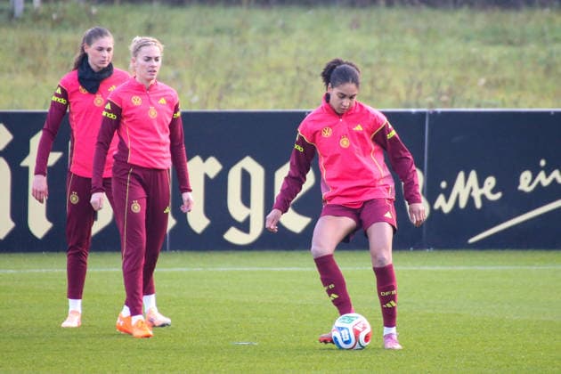 25 11 2025, xgrfx, Football DFB Media Dates, DFB German Womens National Team Training f l Jule Brand, Laura Freigang, Cora Zicai German Womens National Team DFL DFB REGULATIONS PROHIBIT ANY USE OF PHOTOGRAPHS as IMAGE SEQUENCES and or QUASI VIDEO Frankfurt am Main