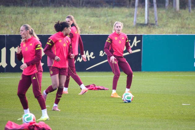25 11 2025, xgrfx, Football DFB Media Dates, DFB German Womens National Team Training v l Laura Freigang German Womens National Team DFL DFB REGULATIONS PROHIBIT ANY USE OF PHOTOGRAPHS as IMAGE SEQUENCES and or QUASI VIDEO Frankfurt am Main