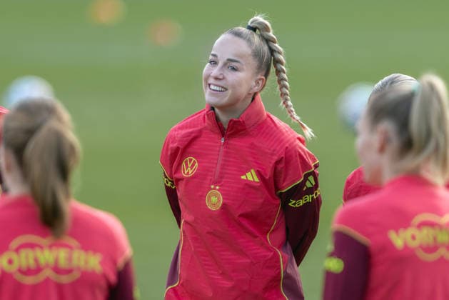 Training German national womens soccer team Giulia Gwinn in a good mood in the team circle Training of the womens national team before the final of the UEFA Womens Nations League on November 25, 2025 in Frankfurt am Main, Frankfurt am Main Hesse Germany DFB Campus
