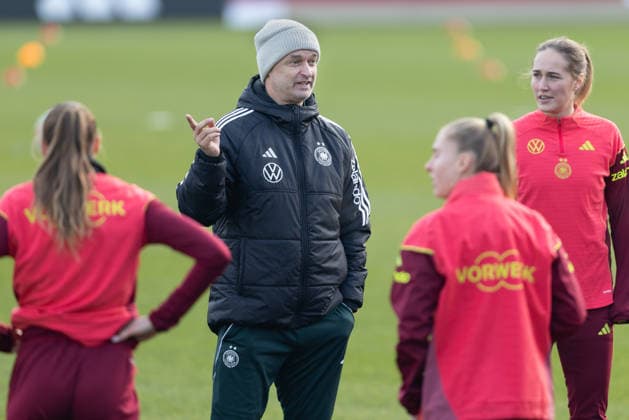 Training German national womens soccer team Good mood at the start of training with national coach Christian Wück and far right Sydney Lohmann Training the womens national team before the final of the UEFA Womens Nations League on November 25, 2025 in Frankfurt am Main, Frankfurt am Main Hesse Germany DFB Campus