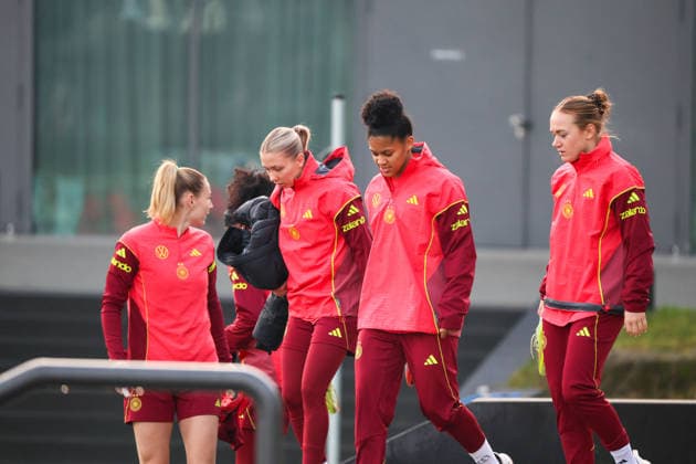 Frankfurt, Germany 25 November 2025 Football Womens National Team Training 25 11 2025 Pictured from left Sarai Linder Germany , Elisa Senß Senss Germany , Shekiera Martinez Germany and Lisanne Gräwe Graewe Germany DFB regulations prohibit any use of photographs as image sequences and or quasi video DFB Campus Hessen Copyright: xFotostandx xFantinix