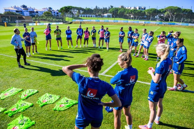 251125 Players gather around head coach Tony Gustavsson of the women s national football team of Sweden at a training session on November 25, 2025 in Albufeira Photo Ludvig Thunman BILDBYRAN code LT LT0752 fotboll football soccer fotball träning practice training sverige sweden dam bbeng sverige sweden  Copyright: LUDVIGxTHUNMAN BB251125LT001