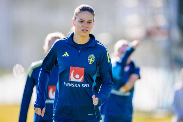 251125 Bella Andersson of the women s national football team of Sweden at a training session on November 25, 2025 in Albufeira Photo Ludvig Thunman BILDBYRAN code LT LT0752 fotboll football soccer fotball träning practice training sverige sweden dam bbeng sverige sweden  Copyright: LUDVIGxTHUNMAN BB251125LT002
