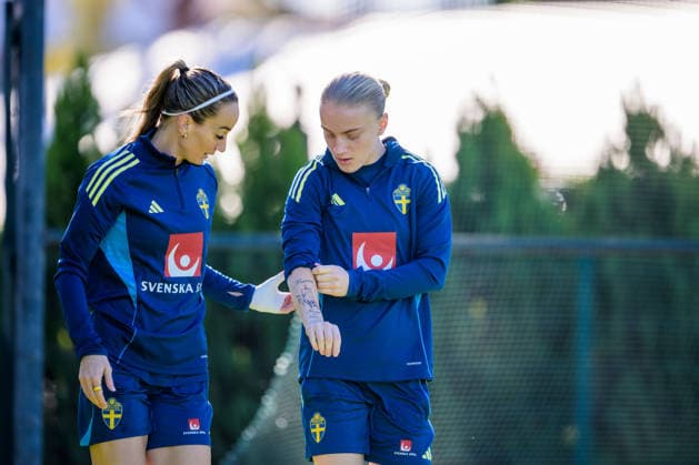 251125 Kosovare Asllani and Anna Sandberg of the women s national football team of Sweden at a training session on November 25, 2025 in Albufeira Photo Ludvig Thunman BILDBYRAN code LT LT0752 fotboll football soccer fotball träning practice training sverige sweden dam bbeng sverige sweden  Copyright: LUDVIGxTHUNMAN BB251125LT007