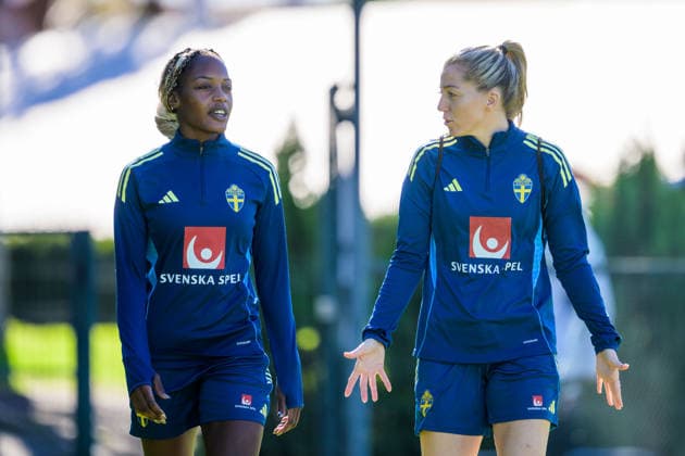 251125 Evelyn Ijeh and Linda Sembrant of the women s national football team of Sweden at a training session on November 25, 2025 in Albufeira Photo Ludvig Thunman BILDBYRAN code LT LT0752 fotboll football soccer fotball träning practice training sverige sweden dam bbeng sverige sweden  Copyright: LUDVIGxTHUNMAN BB251125LT010