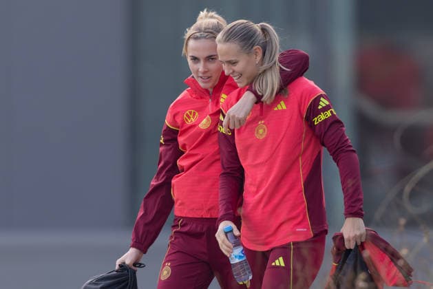 Training German national women s soccer team Laura Freigang and Klara Bühl come to the training ground Training of the women s national team before the final of the UEFA Women s Nations League on November 25, 2025 in Frankfurt am Main, Frankfurt am Main Hessen Germany DFB Campus
