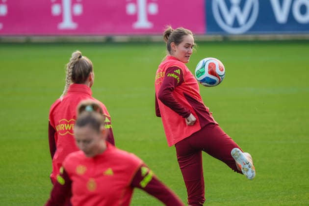 Frankfurt, Germany 25 November 2025 Football Womens National Team Training 25 11 2025 Pictured from left Giulia Gwinn Germany and Sydney Lohmann Germany DFB regulations prohibit any use of photographs as image sequences and or quasi video DFB Campus Hessen Copyright: xFotostandx xFantinix
