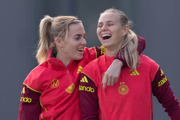 Training German womens national soccer team Laura Freigang and Klara Bühl have fun Training the womens national team before the final of the UEFA Womens Nations League on November 25, 2025 in Frankfurt am Main, Frankfurt am Main Hesse Germany DFB Campus