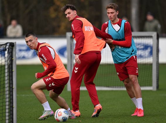 25 11 2025, xophax, Soccer 1 Bundesliga, 1 FC Köln Training from left to right Kristoffer Lund , Rav van den Berg and Sebastian Sebulonsen all 1 FC Köln Koeln