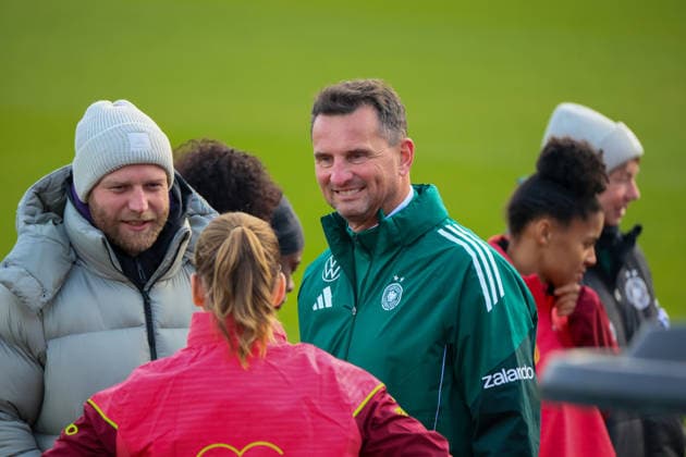 Frankfurt, Germany 25 November 2025 Soccer women national team training 25 11 2025 In the picture from left the second goalkeeper coach Michael Fuchs Germany DFB regulations prohibit any use of photographs as image sequences and or quasi video DFB Campus Hessen Copyright: xFotostandx xFantinix