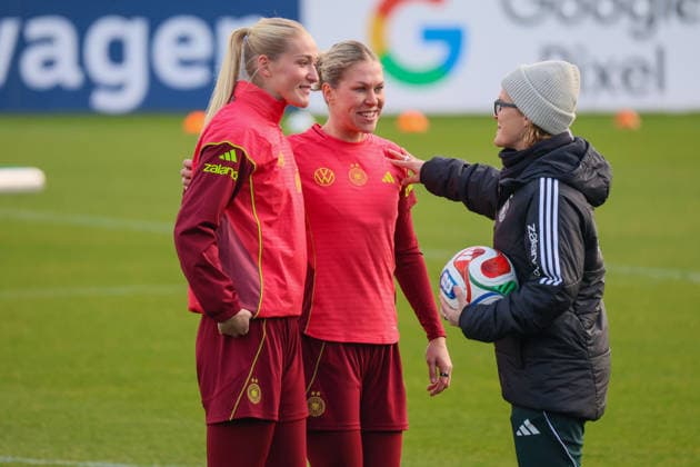 Frankfurt, Germany 25 November 2025 Football Women National Team Training 25 11 2025 In the picture from left Camilla Küver Kuever Germany , Rebecca Knaak Germany and Co Trainer Saskia Bartusiak Germany DFB regulations prohibit any use of photographs as image sequences and or quasi video DFB Campus Hessen Copyright: xFotostandx xFantinix
