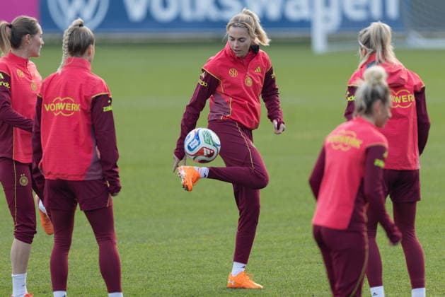 Training German national womens soccer team Laura Freigang surrounded by her teammates Training of the womens national team before the final of the UEFA Womens Nations League on November 25, 2025 in Frankfurt am Main, Frankfurt am Main Hesse Germany DFB Campus