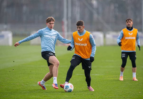 Fussball, Herren, Saison 2025 26, 2. Bundesliga, Hertha BSC, Training, v.l. Kennet Eichhorn (Hertha BSC), Dawid Kownacki (Hertha BSC), Michal Karbownik (Hertha BSC), 25.11. 2025, Copyright: xSebastianxRäppold MatthiasxKochx