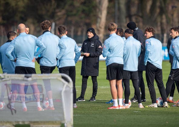 Fussball, Herren, Saison 2025 26, 2. Bundesliga, Hertha BSC, Training, Trainer Stefan Leitl (Hertha BSC) im Kreis, 25.11. 2025, Copyright: xSebastianxRäppold MatthiasxKochx