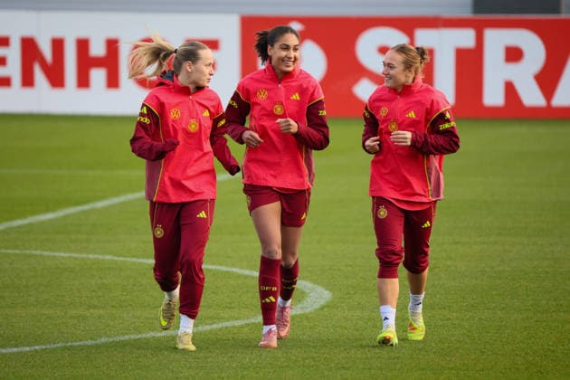 Frankfurt, Germany 25 November 2025 Football Womens National Team Training 25 11 2025 In the picture from left Franziska Kett Germany , Cora Zicai Germany and Lisanne Gräwe Graewe Germany DFB regulations prohibit any use of photographs as image sequences and or quasi video DFB Campus Hessen Copyright: xFotostandx xFantinix