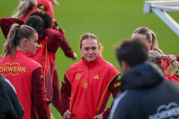 Frankfurt, Germany 25 November 2025 Football Womens National Team Training 25 11 2025 Pictured from left Selina Cerci Germany and Lisanne Gräwe Graewe Germany DFB regulations prohibit any use of photographs as image sequences and or quasi video DFB Campus Hessen Copyright: xFotostandx xFantinix