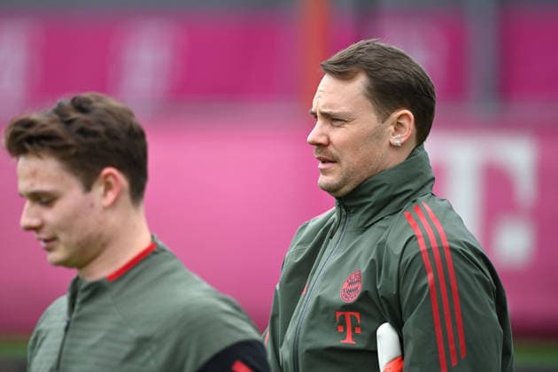 Manuel NEUER Goalkeeper Bayern Muenchen with Schnautzer,Portraet,Portrait,Porträt li Goalkeeper Jonas URBIG Bayern Muenchen , Final training on 25 11 2025l Football Champions League,Season 2025 26, League phase FC Arsenal FC Bayern Muenchen on 26 11 2025