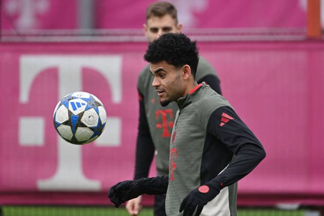 The red-banned Luis DIAZ Bayern Muenchen , action,single image,cropped single motif,half figure,half figure final training on 25 11 2025l Football Champions League,season 2025 26, league phase FC Arsenal FC Bayern Muenchen on 26 11 2025