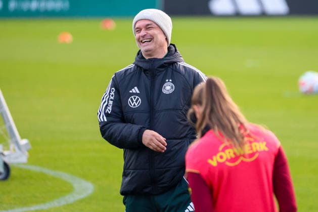 Frankfurt, Germany 25 November 2025 Football women national team training 25 11 2025 In the picture national coach Christian Wück Wueck Germany laughs DFB regulations prohibit any use of photographs as image sequences and or quasi video DFB Campus Hessen Copyright: xFotostandx xFantinix