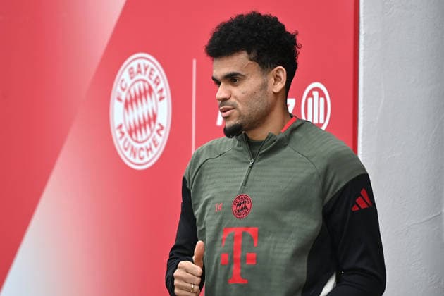 The red-banned Luis DIAZ Bayern Muenchen , action,single image,cropped single motif,half figure,half figure final training on 25 11 2025l Football Champions League,season 2025 26, league phase FC Arsenal FC Bayern Muenchen on 26 11 2025