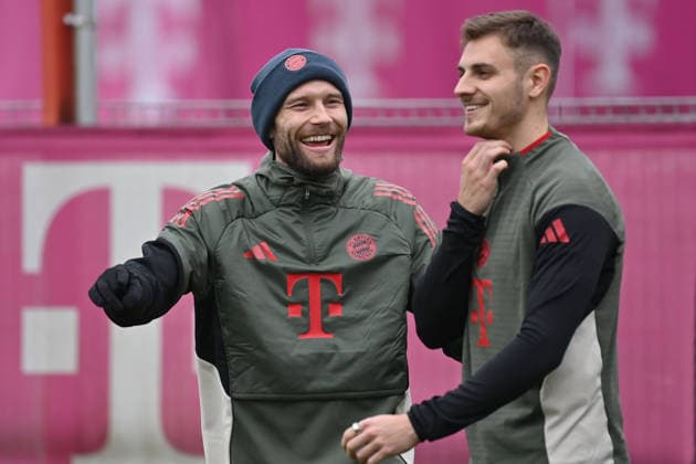 Konrad LAIMER Bayern Muenchen , Josip STANISIC Bayern Muenchen ,smiling,laughing,laughing,optimistic,good-humored action final training on 25 11 2025l Football Champions League,season 2025 26, league phase FC Arsenal FC Bayern Muenchen on 26 11 2025