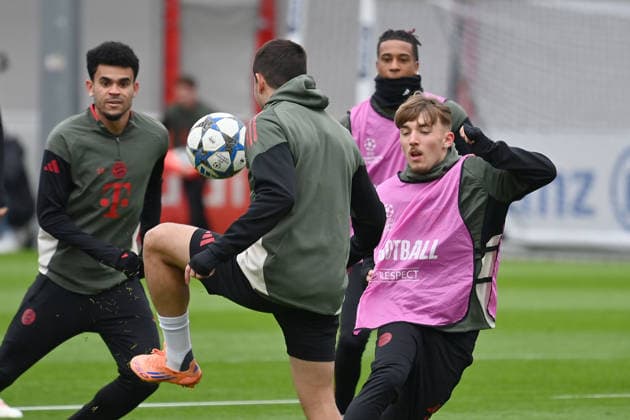 from left Luis DIAZ Bayern Muenchen , Raphael GUERREIRO Bayern Muenchen , Lennart KARL Bayern Muenchen ,hi Michael OLISE Bayern Muenchen action,duel final training on 25 11 2025l Football Champions League,season 2025 26, league phase FC Arsenal FC Bayern Muenchen on 26 11 2025
