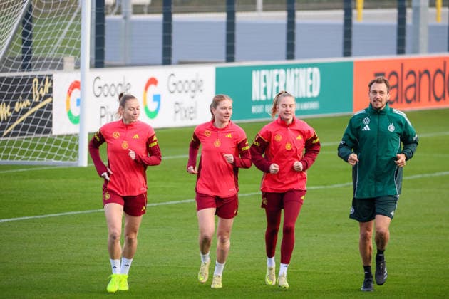 Frankfurt, Germany 25 November 2025 Football Womens National Team Training 25 11 2025 Pictured from left Sarai Linder Germany , Sjoeke Nüsken Nuesken Germany , Janina Minge Germany and fitness trainer Julius Balsmeier Germany DFB regulations prohibit any use of photographs as image sequences and or quasi video DFB Campus Hessen Copyright: xFotostandx xFantinix
