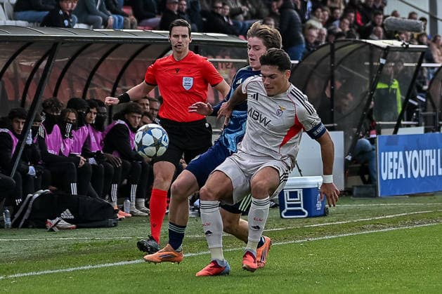 25 11 2025, Football UEFA Youth League, season 2025 2026, league phase, Ajax Amsterdam U19 Benfica Lisbon U19 at Sportcomplex de Toekomst in Duivendrecht duel between Luca Messori AFC Ajax U19, 07 and Goncalo Oliveira SL Benfica U19, 04 Photo Kirchner Media Thomas Haesler Copyright: xKirchner-Media ThomasxHaeslerx