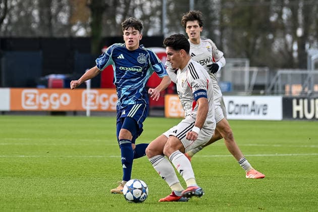 25 11 2025, Football UEFA Youth League, season 2025 2026, league phase, Ajax Amsterdam U19 Benfica Lisbon U19 at Sportcomplex de Toekomst in Duivendrecht duel between Damian van der Vaart AFC Ajax U19, 10 and Goncalo Oliveira SL Benfica U19, 04 Photo Kirchner Media Thomas Haesler Copyright: xKirchner-Media ThomasxHaeslerx
