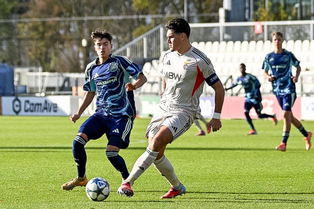 25 11 2025, Football UEFA Youth League, season 2025 2026, league phase, Ajax Amsterdam U19 Benfica Lisbon U19 at Sportcomplex de Toekomst in Duivendrecht duel between Damian van der Vaart AFC Ajax U19, 10 and Goncalo Oliveira SL Benfica U19, 04 Photo Kirchner Media Thomas Haesler Copyright: xKirchner-Media ThomasxHaeslerx