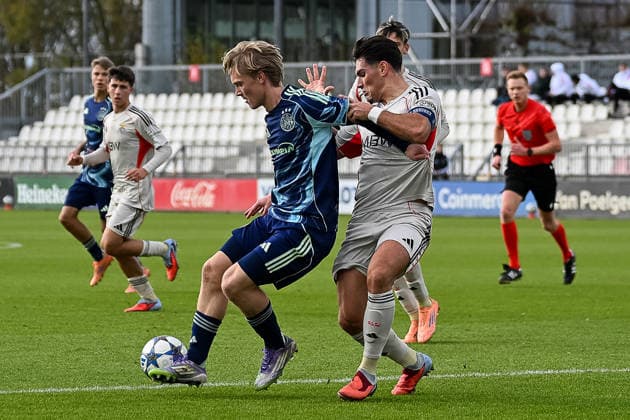 25 11 2025, Football UEFA Youth League, season 2025 2026, league phase, Ajax Amsterdam U19 Benfica Lisbon U19 at Sportcomplex de Toekomst in Duivendrecht duel between Luuk Beekman AFC Ajax U19, 02 and Goncalo Oliveira SL Benfica U19, 04 Photo Kirchner Media Thomas Haesler Copyright: xKirchner-Media ThomasxHaeslerx
