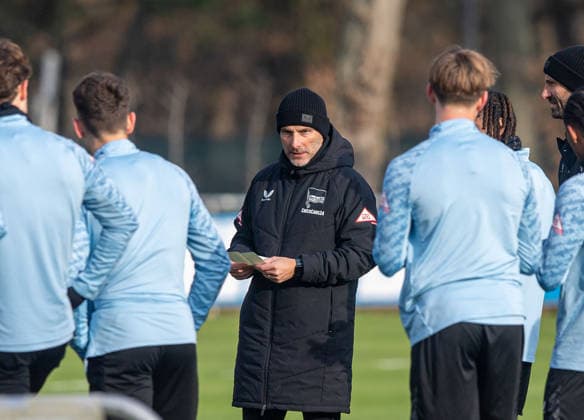 Soccer, Men, Season 2025 26, 2 Bundesliga, Hertha BSC, Training, Coach Stefan Leitl Hertha BSC in the circle, 25 11 2025, Copyright: xSebastianxRäppold MatthiasxKochx