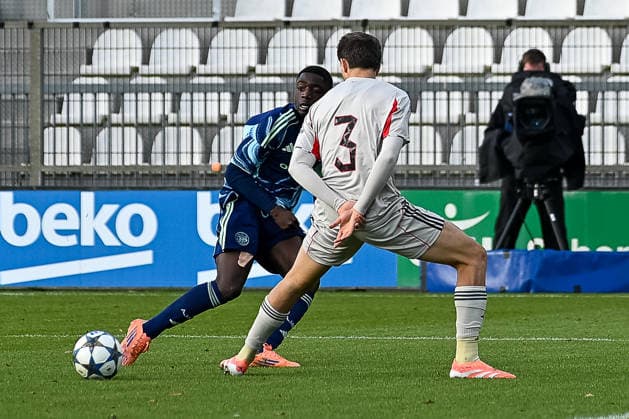 25 11 2025, Football UEFA Youth League, season 2025 2026, league phase, Ajax Amsterdam U19 Benfica Lisbon U19 at Sportcomplex de Toekomst in Duivendrecht duel between Pharrel Nash AFC Ajax U19, 11 and Joao Fonseca SL Benfica U19, 03 Photo Kirchner Media Thomas Haesler Copyright: xKirchner-Media ThomasxHaeslerx