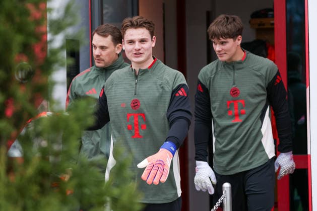 Jonas Urbig FC Bayern Muenchen, 40 with Manuel Neuer FC Bayern Muenchen, 01 and Leon Klanac FC Bayern Muenchen, 48 , GER, Final training, FC Bayern Muenchen, Football, UEFA Champions League, League phase, Matchday 5, 2025 2026 season, 25 11 2025, GER, Final training, FC Bayern Muenchen, Football, UEFA Champions League, League phase, Matchday 5, 2025 2026 season, 25 11 2025 Muenchen Copyright: xEibner-Pressefoto JennixMaulx EP_JML