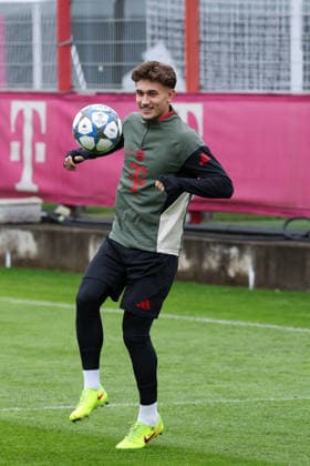 Tom Bischof FC Bayern Muenchen, 20 with ball, GER, Final training, FC Bayern Muenchen, Football, UEFA Champions League, League phase, Matchday 5, 2025 2026 season, 25 11 2025, GER, Final training, FC Bayern Muenchen, Football, UEFA Champions League, League phase, Matchday 5, 2025 2026 season, 25 11 2025 Muenchen Copyright: xEibner-Pressefoto JennixMaulx EP_JML