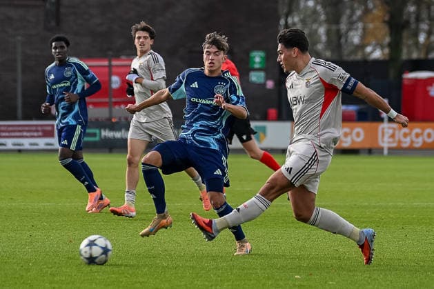 25 11 2025, Football UEFA Youth League, season 2025 2026, league phase, Ajax Amsterdam U19 Benfica Lisbon U19 at Sportcomplex de Toekomst in Duivendrecht duel between Damian van der Vaart AFC Ajax U19, 10 and Goncalo Oliveira SL Benfica U19, 04 Photo Kirchner Media Thomas Haesler Copyright: xKirchner-Media ThomasxHaeslerx