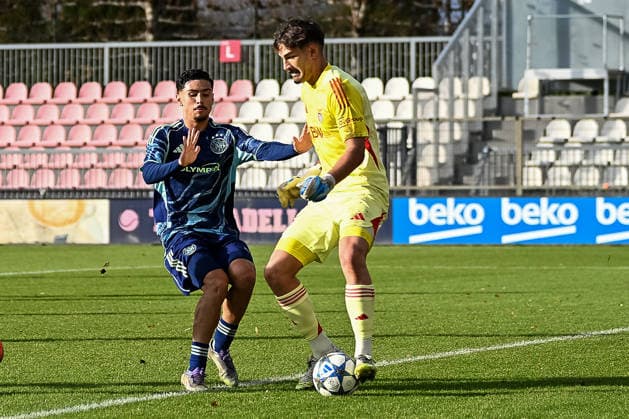 25 11 2025, Football UEFA Youth League, season 2025 2026, league phase, Ajax Amsterdam U19 Benfica Lisbon U19 at Sportcomplex de Toekomst in Duivendrecht duel between Emre Unuvar AFC Ajax U19, 09 and Diogo Ferreira SL Benfica U19, 01 Photo Kirchner Media Thomas Haesler Copyright: xKirchner-Media ThomasxHaeslerx